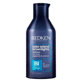 Shampoing neutralisant bleu qui vient corriger les reflets chauds indésirables des cheveux bruns.